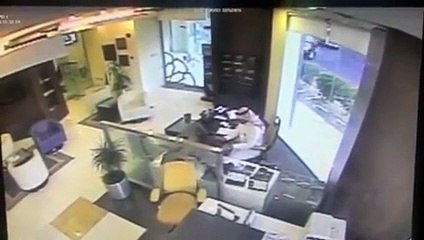 بالفيديو- سيارة تقتحم بنك الجزيرة بالرياض وتطيح بالموظف