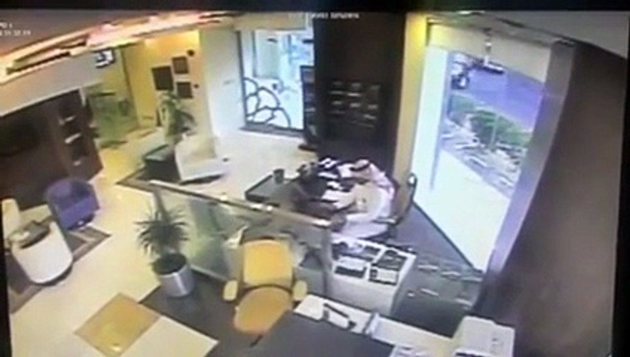 بالفيديو- سيارة تقتحم بنك الجزيرة بالرياض وتطيح بالموظف