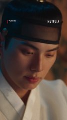 연모하는 그대가 언제인가 내 글을 닐는다면 나의 곁에 돌아오기를. 500년을 거스른 타임슬립 로코 폭군의 셰프, 지금 넷플릭스에서.