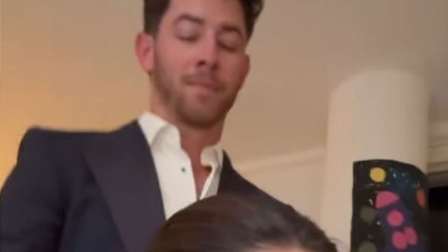 Nick Jonas ने संवारे Priyanka Chopra के बाल!