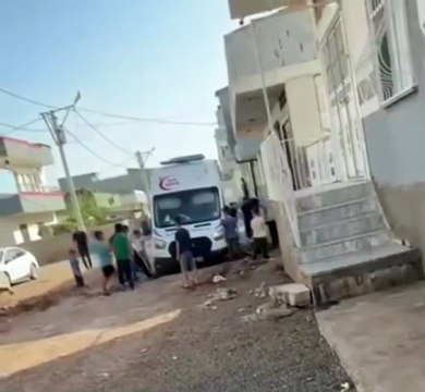 Viranşehir’de Ambulans Çukura Saplandı: Sağlık Ekipleri Zor Anlar Yaşadı