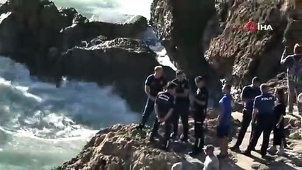 Balık tuttuğu kayalıklarda dalgalar yükselince mahsur kaldı