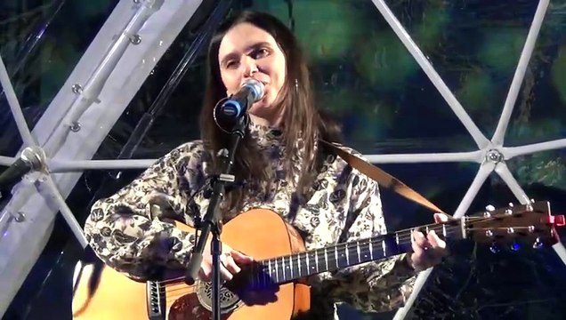 Erica Mou - Nella vasca da bagno del tempo (live)