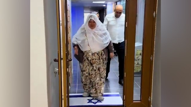 AKP'li belediye başkanı bir etkinlikte önüne serilen İsrail bayrağına basarak içeri girdi