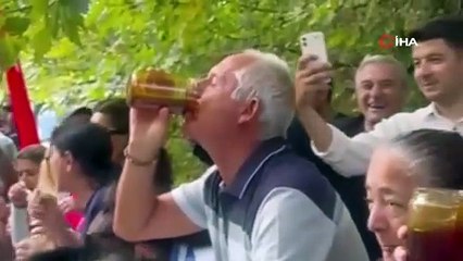 Balıkesir'de 2 dakikada 1 kilogram bal yedi, izleyenler hayret etti