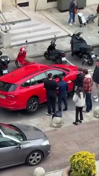 VIDÉO. Insolite : à Dijon, une voiture se retrouve suspendue sur un plot de béton