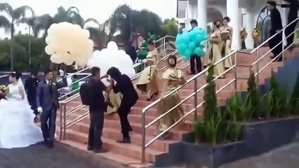 بالفيديو..بالونات متفجرة كادت تسبب كارثة وتفسد حفل زفاف