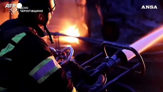 Ucraina, nella notte incendi nel nord del Paese dopo gli attacchi russi: morti e feriti