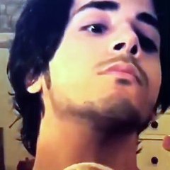 بالفيديو - إعلامي إماراتي يُثير الجدل بسبب المكياج