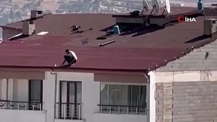 Apartmanın çatısında akılalmaz tamirat: Ölüme meydan okudu