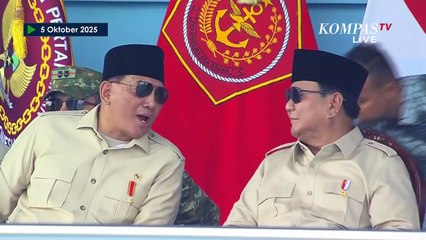 Hormat Penerjun Sambil Gendong Anjing, Mendarat Sukses di HUT ke-80 TNI