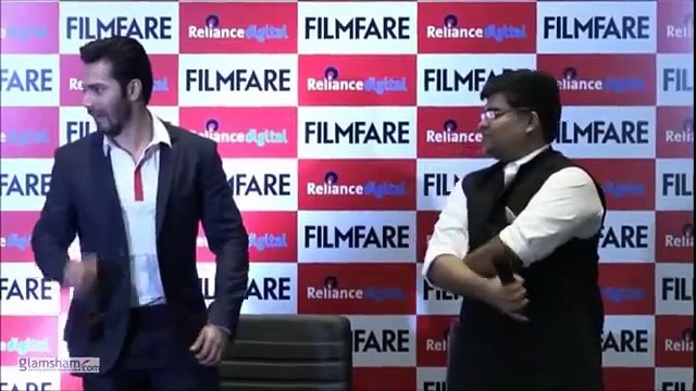 Varun Dhawan just took a hilarious dig at Crime Master Gogo, even Aamir and Salman would approve! 😂🎭 #glamsham #varundhawan #crimemastergogo #andaazapnaapna #bollywood #throwbackvibes #funnyclip glamsham, varun dhawan, crime master gogo, andaaz apna a