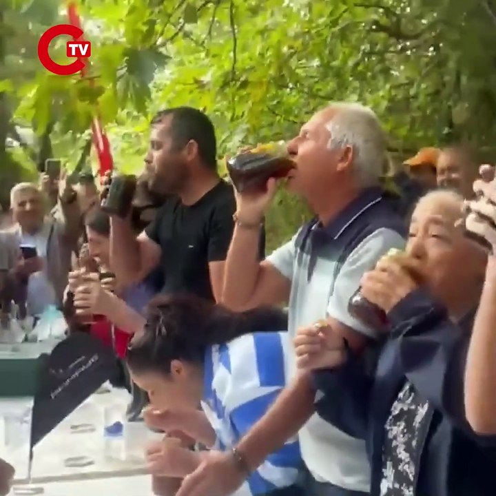 Balıkesir'deki bal hasat şenliğinde düzenlenen bal yeme yarışmasını, 1 kavanoz balı kafaya dikerek bitiren vatandaş kazandı.