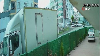 Motosiklet mucurlu yolda devrildi: Kaza anı kamerada