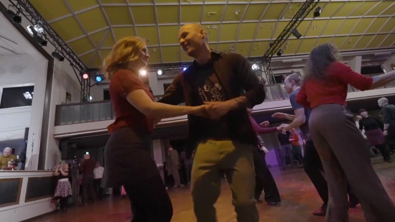 join weekly dancing + classes in LindyHop & West Coast Swing🎙 https://jam-circle.com