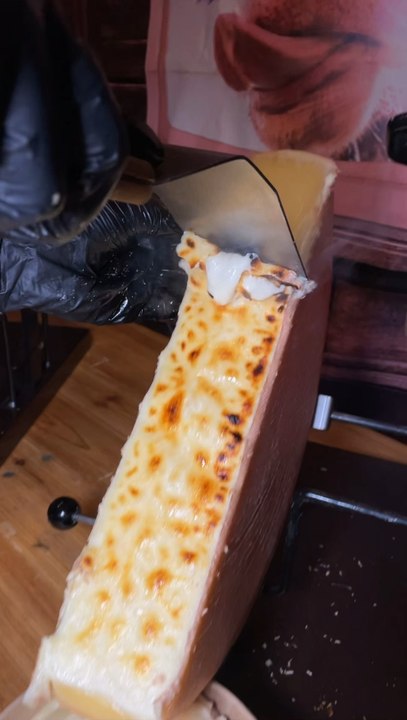 La Fête du Fromage à Strasbourg 😍✨ les 5 et 6 octobre 🥳✨ et ce soir c’est ouvert jusqu’à 21h ! Place Jean-Hans Arp✨C’est bientôt le retour des marchés de Noël 🎄Si tu as des recommandations, n’hésite pas à les laisser en commentaire 💪✨ invitation*