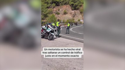 El viral movimiento de un motorista para saltarse un control de tráfico