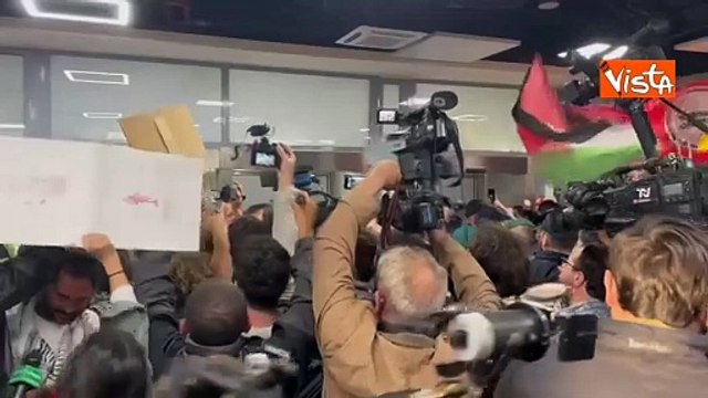 Rientrano attivisti Flotilla a Fiumicino, ad attenderli cori, applausi e bandiere sventolate
