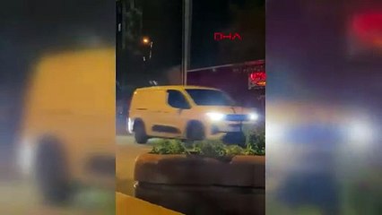İstanbul'da trafik teröristi kamerada: Önce yumrukladı ardından bıçakla saldırdı!