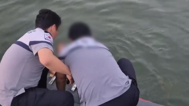 목포 동명항에서 물에 빠진 60대 남성 해경에 구조 / YTN