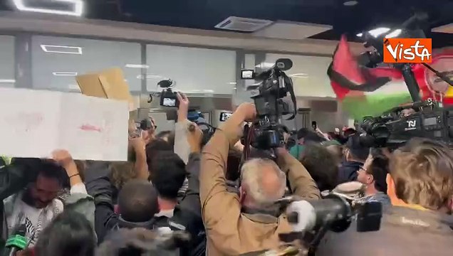 Rientrano attivisti Flotilla a Fiumicino, ad attenderli cori, applausi e bandiere sventolate