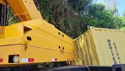 Operação é realizada para retirar container após tombamento na BR-277 em Cascavel