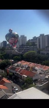 Balão cai sobre telhados de residências e incendeia-se em São Paulo