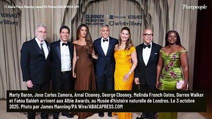 Amal Clooney somptueuse dans une magnifique robe drapée au bras de Georges Clooney à Londres