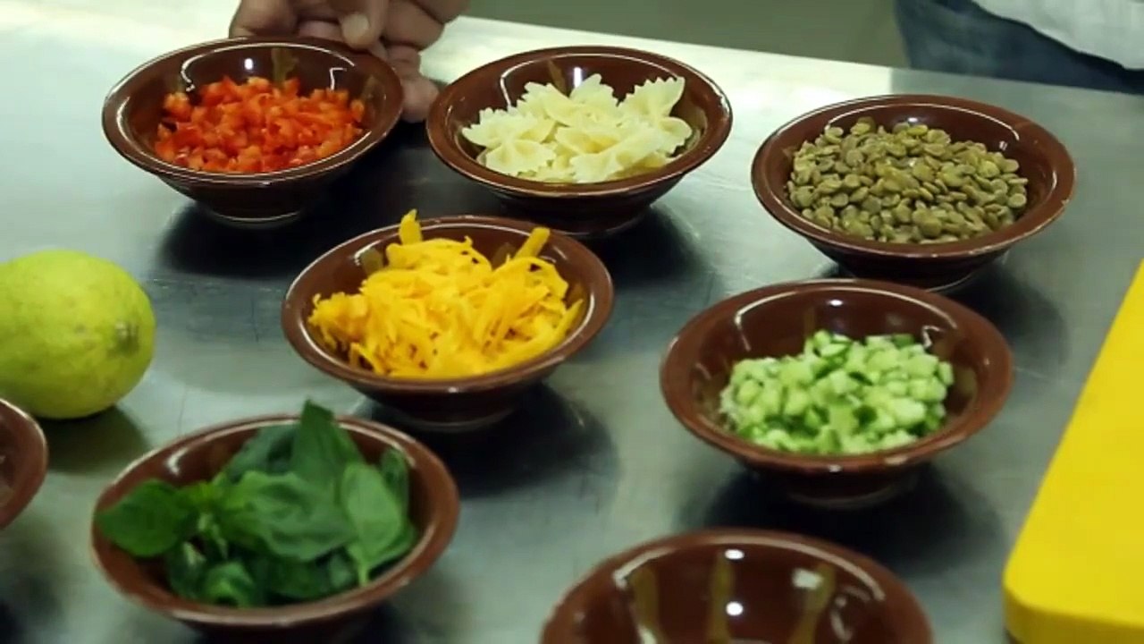 أسهل الخطوات لتحضير سلطة الباستا مع العدس