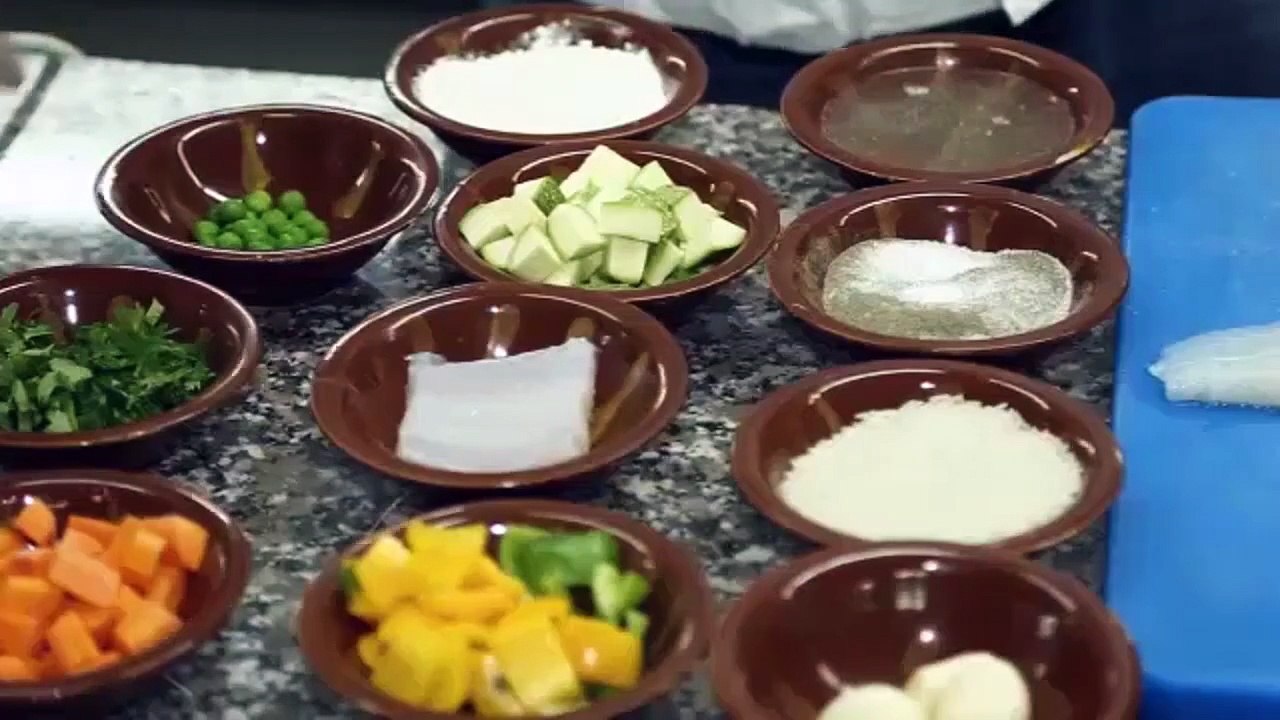 أسهل الخطوات لتحضير فيليه السمك بالرز والخضار