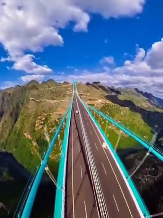 La Chine inaugure officiellement le plus haut pont du monde, situé dans la région du Guizhou, au sud de la Chine