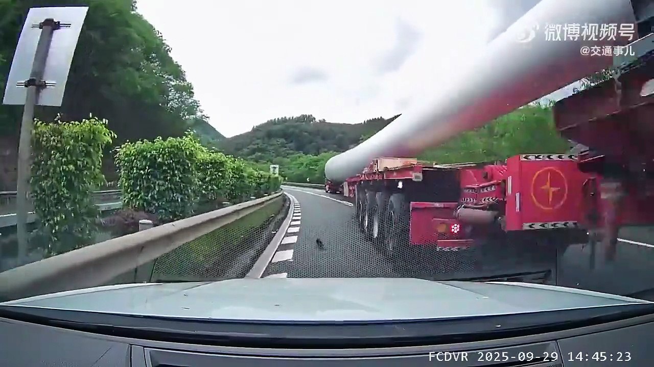 Doubler un camion transportant une éolienne... risqué