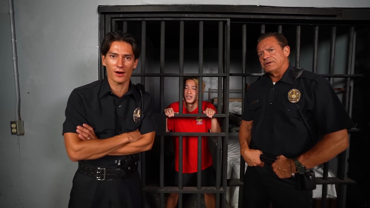 “Extreme Camouflage vs. Paintball Guards 😱🟢 (I Nearly Got Caught!)”