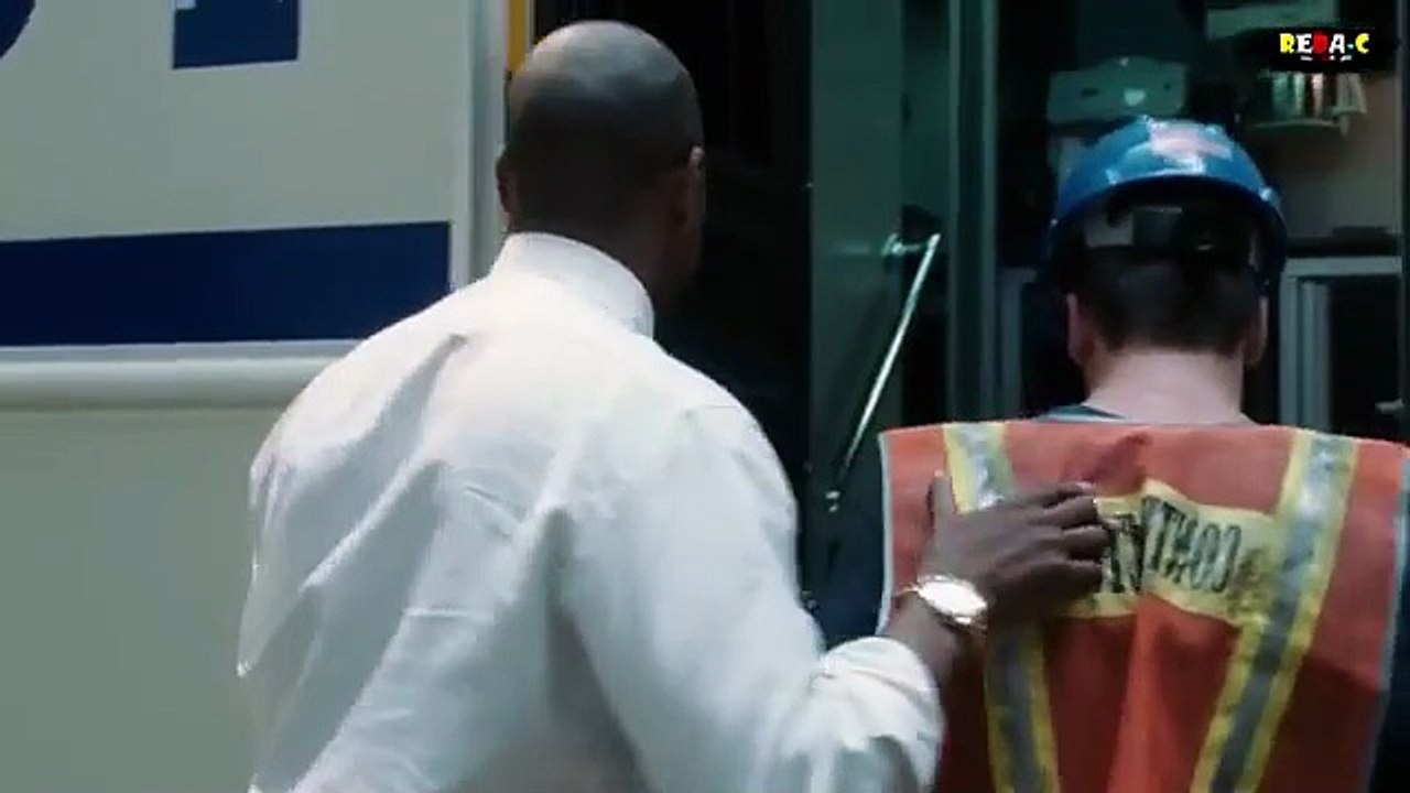 سارق يقوم بسرقة بنك.. ويخرج من الباب الأمامي أمام الشرطة، ولا أحد يشك فيه😨 [INSIDE MAN]🎦