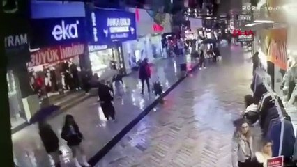 İran'ın ahlak polisleri gibi... Mini etekli genç kıza sokak ortasında kadın tacizi kamerada!