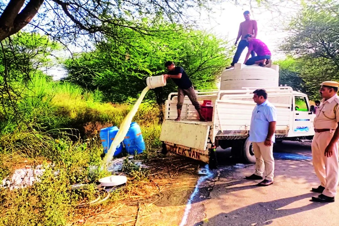 तिजारा में  4200 लीटर मिलावटी दूध नष्ट कराया......