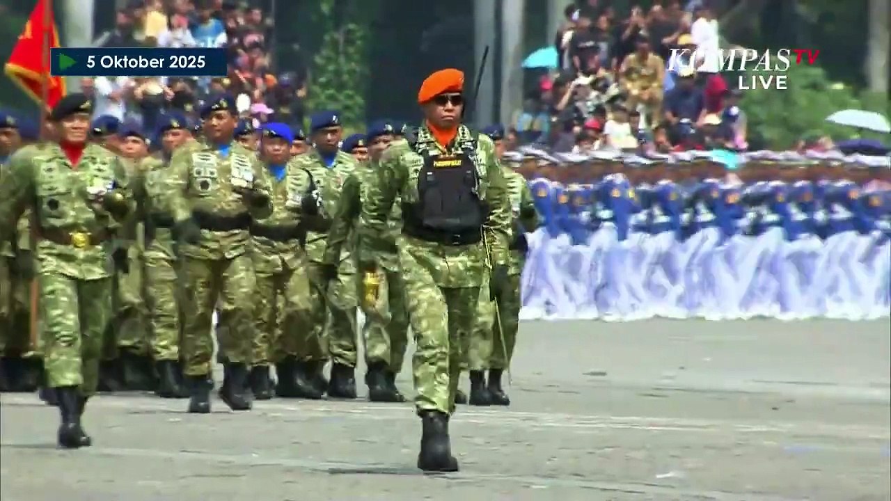 Aksi Para Jenderal Hormat ke Prabowo Ikut Baris...