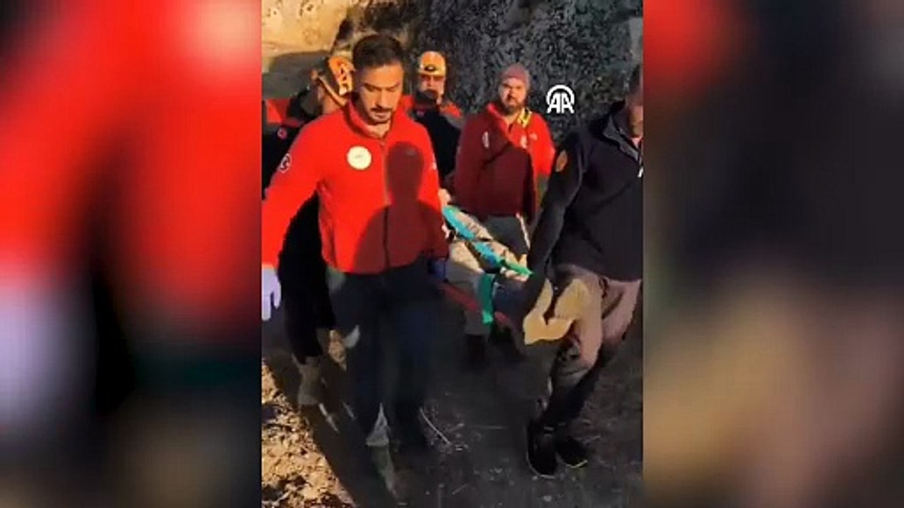 Van Kalesi'nden düşen Alman turist hastaneye kaldırıldı