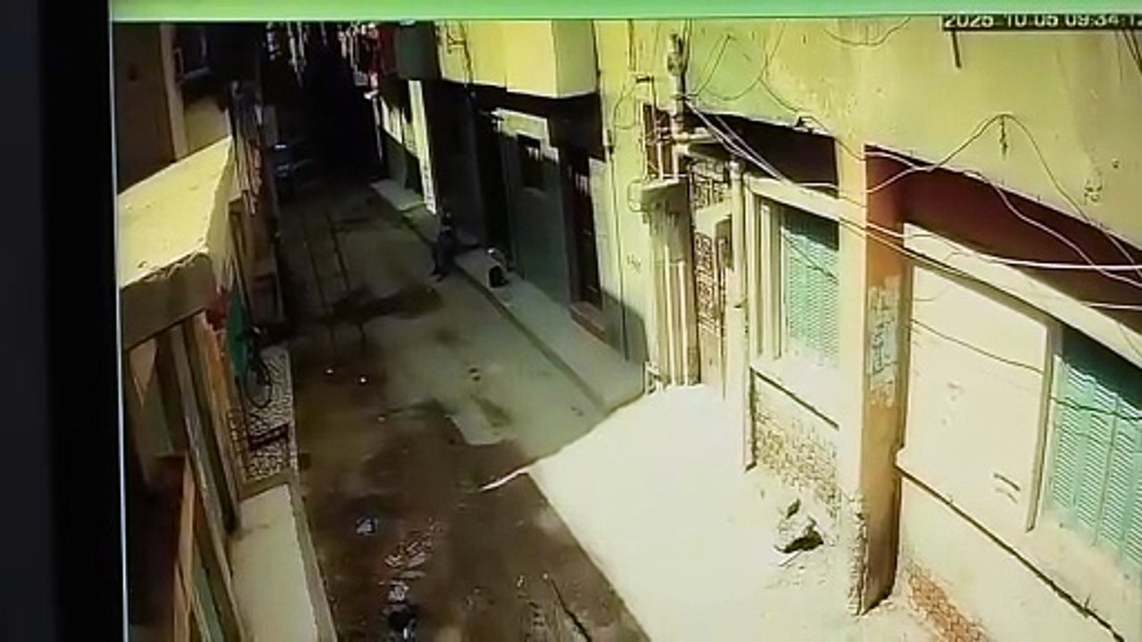 لحظة مصرع عامل إنارة صعقا بالكهرباء أثناء عمله بالزقازيق ومحافظ الشرقية ينعاه