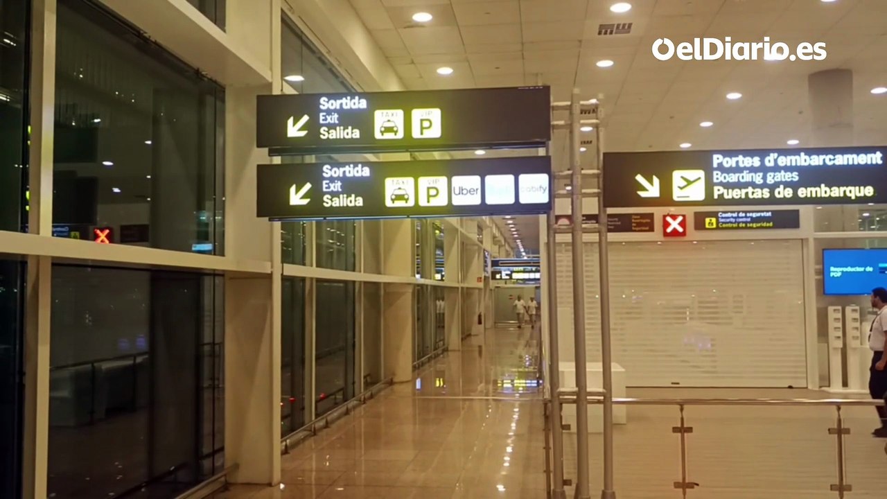 Ada Colau y Jordi Coronas llegan al aeropuerto de El Prat de Barcelona.