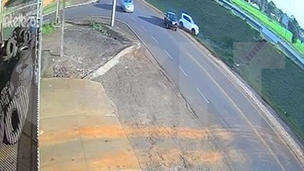 Veja como ocorreu a colisão entre Mobi e Corsa na PRc-467, em Cascavel