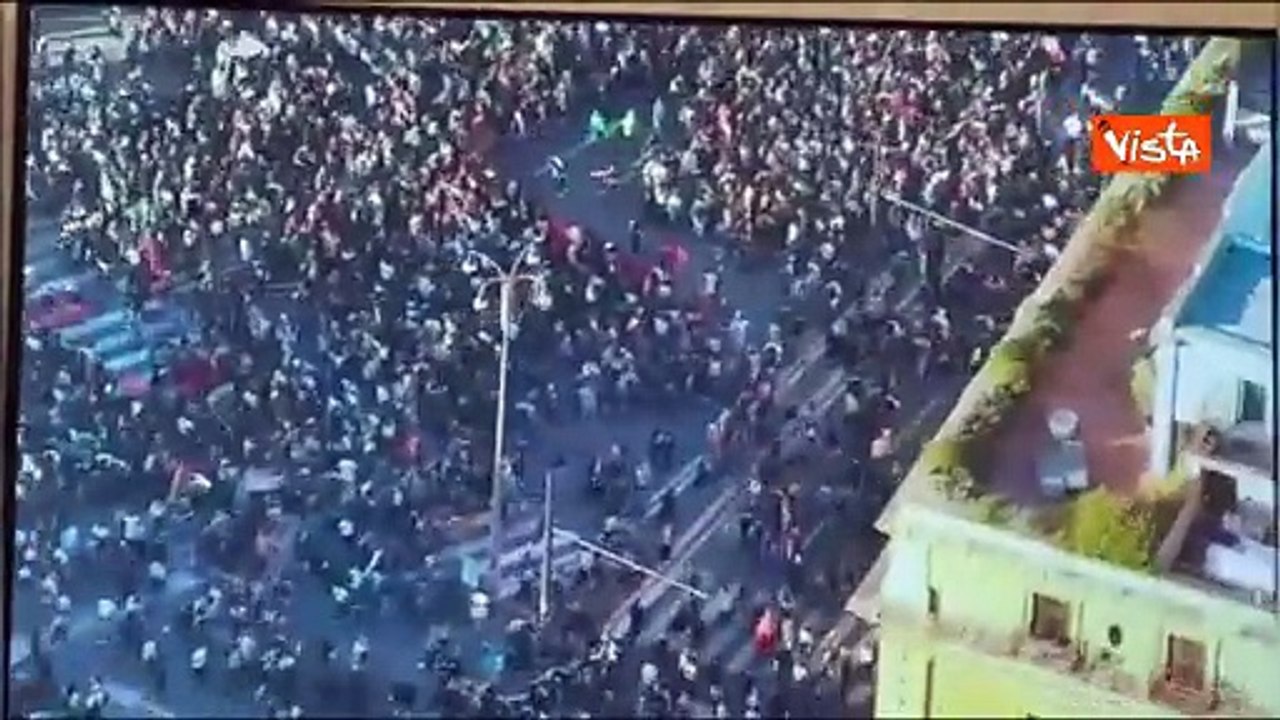 Corteo pro Gaza a Roma, migliaia di manifestanti al Colosseo. Le mmagini dall'alto