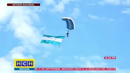Video: Impactantes caídas de paracaidistas durante acto militar en Honduras 