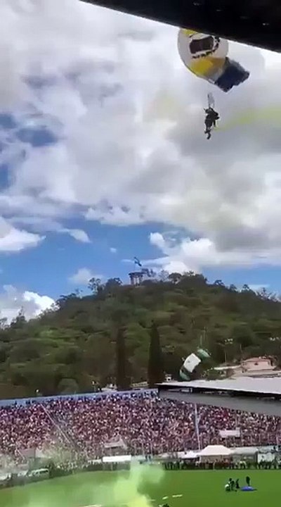 Video 2: Impactantes caídas de paracaidistas durante acto militar se vuelven virales 