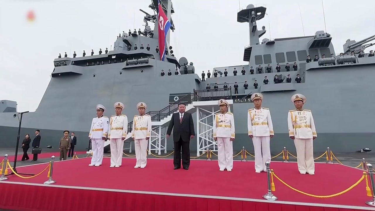김정은, 구축함 최현호 참관..."해군력 전면적 확대" / YTN