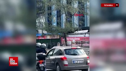 İstanbul'da motosiklet sürücüsü aracın camına yumruk attı