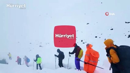 Everest’teki kar fırtınası nedeniyle bin kişi dağda mahsur kaldı