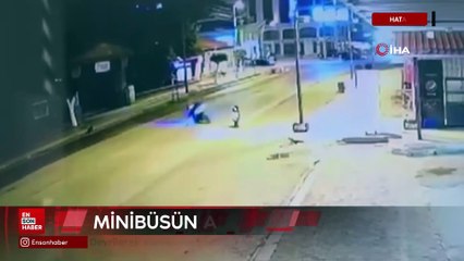 Hatay'da park halindeki minibüsün altına girdi