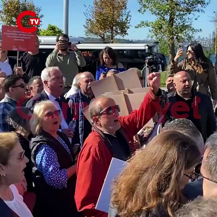 CHP Beykoz İlçe Başkanlığı, Belediye Başkanvekili Özlem Vural Gürzel’in AKP’ye geçmesine tepki göstermek amacıyla ilk meclis toplantısı öncesinde Beykoz Belediyesi önünde toplandı.