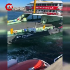 Sirkeci'de feribot iskeleye çarptı